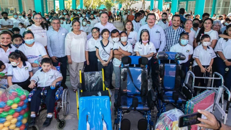 Alumnos-con-Discapacidad-Reciben-Materiales-Educativos