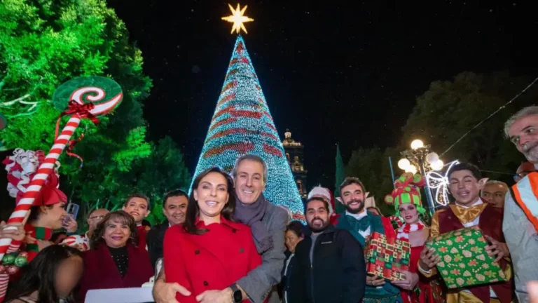 Encendido-del-Arbol-en-el-Zócal